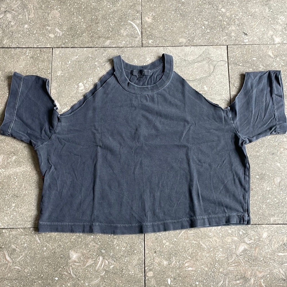 URBAN OUTFITTERS dark grey t shirt